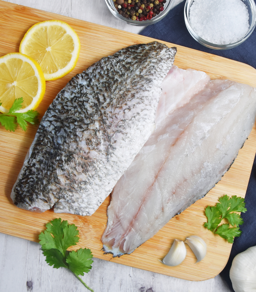 2 fresh local barramundi fillet sliced with 2 lemon slices, salt and garlic aside